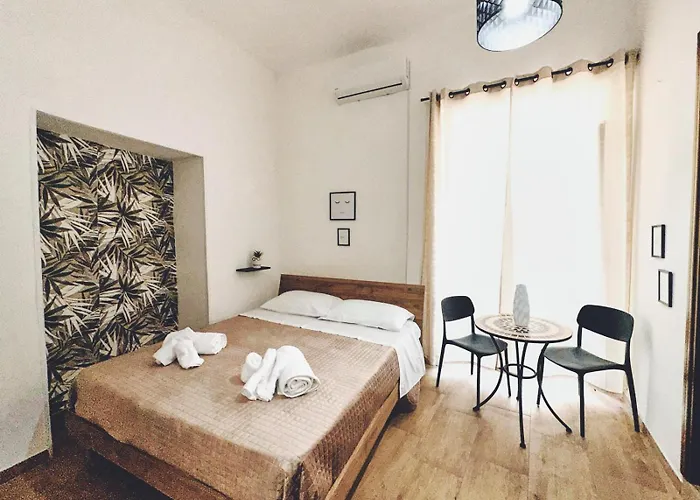 Großes Zimmer mit Kingsize-Bett
